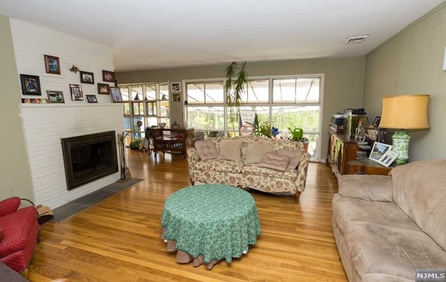 152 Pascack Rd, Hillsdale NJ  07642-1321 exterior