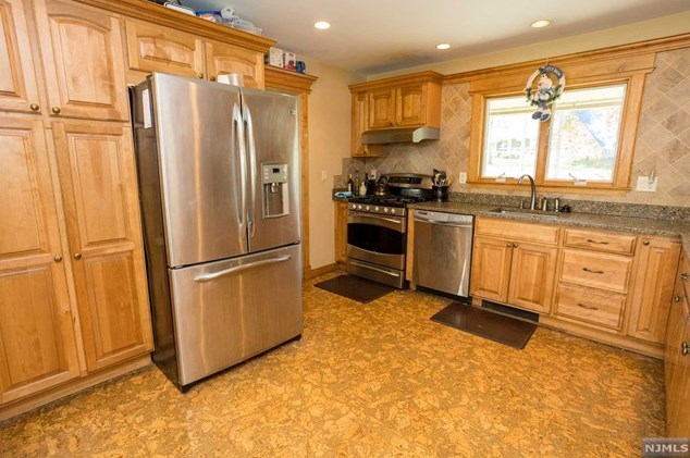 152 Pascack Rd, Hillsdale NJ  07642-1321 exterior