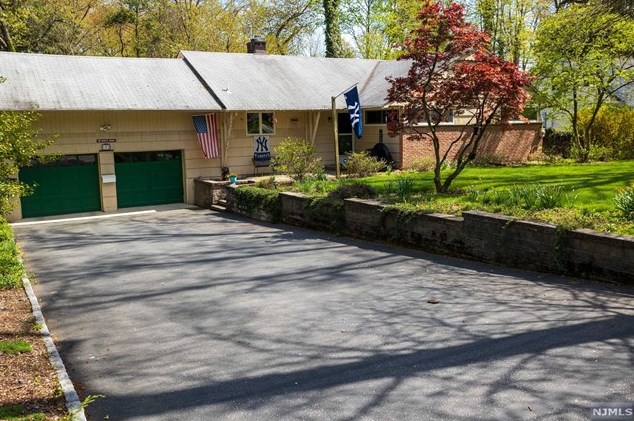 152 Pascack Rd, Hillsdale NJ  07642-1321 exterior