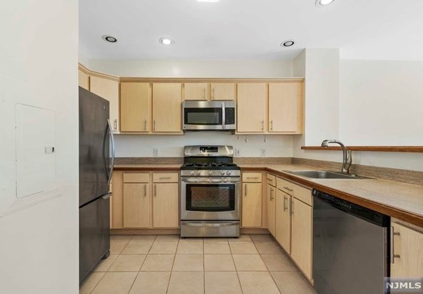 321 The Promenade, Edgewater NJ  07020-2115 exterior