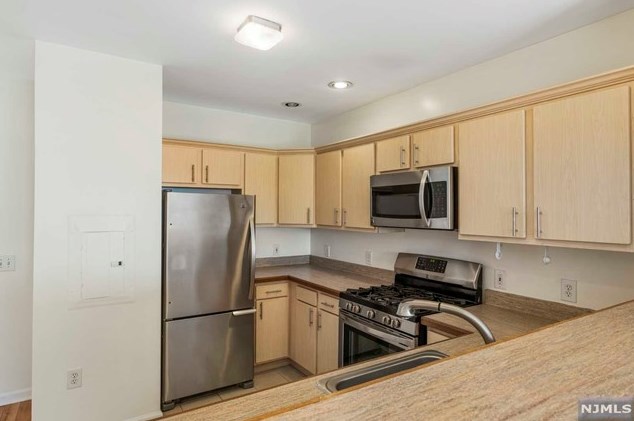 321 The Promenade, Edgewater NJ  07020-2115 exterior