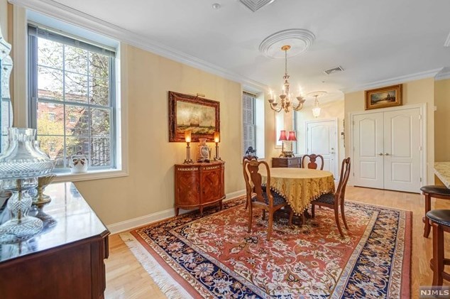 5203 Rio Vista Dr, Mahwah, NJ 07430
