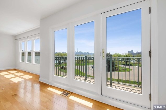 228 The Promenade, Edgewater NJ  07020-2113 exterior