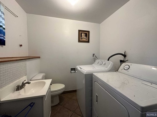 6 Normandy Dr, Wayne NJ  07470-2818 exterior