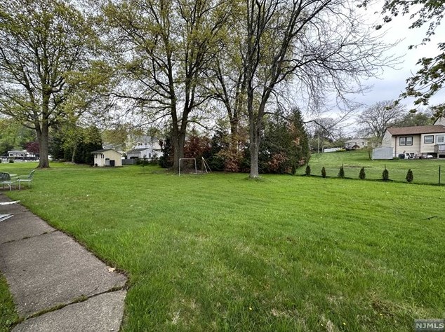 6 Normandy Dr, Wayne NJ  07470-2818 exterior