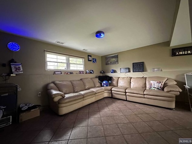 6 Normandy Dr, Wayne NJ  07470-2818 exterior