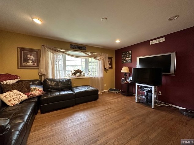 6 Normandy Dr, Wayne NJ  07470-2818 exterior