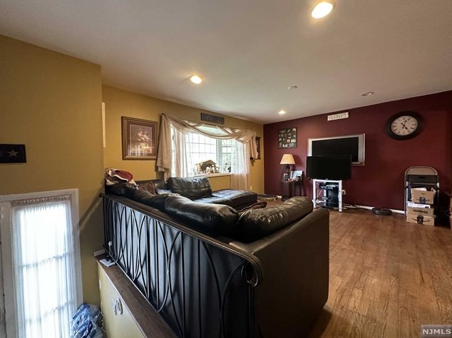 6 Normandy Dr, Wayne NJ  07470-2818 exterior