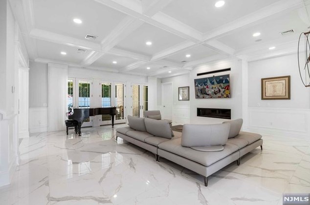 4 Willow Dr, Englewood NJ  07632-2207 exterior