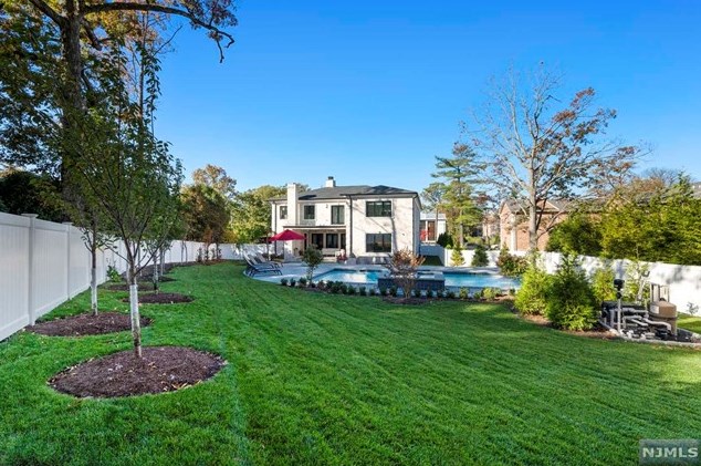 4 Willow Dr, Englewood NJ  07632-2207 exterior