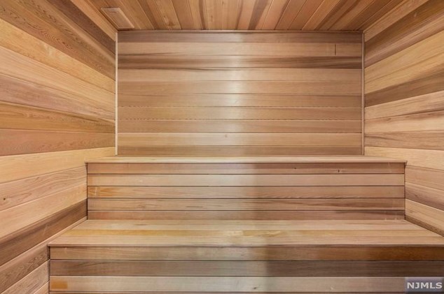 4 Willow Dr, Englewood NJ  07632-2207 exterior