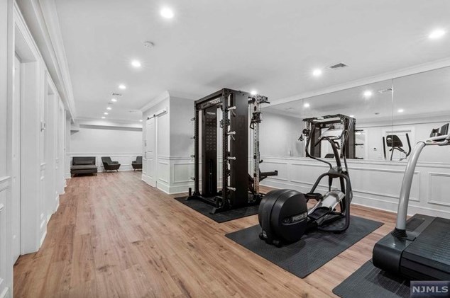 4 Willow Dr, Englewood NJ  07632-2207 exterior