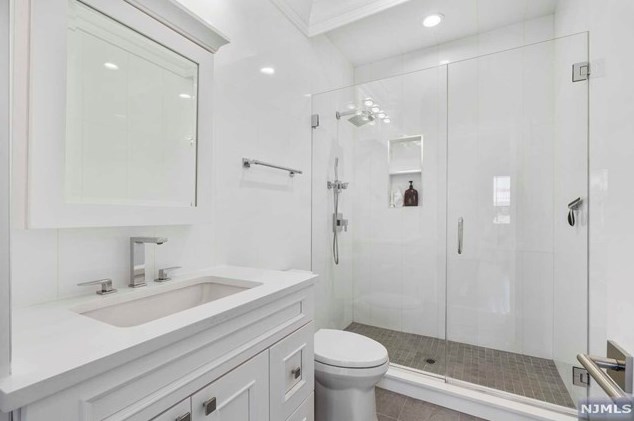 4 Willow Dr, Englewood NJ  07632-2207 exterior