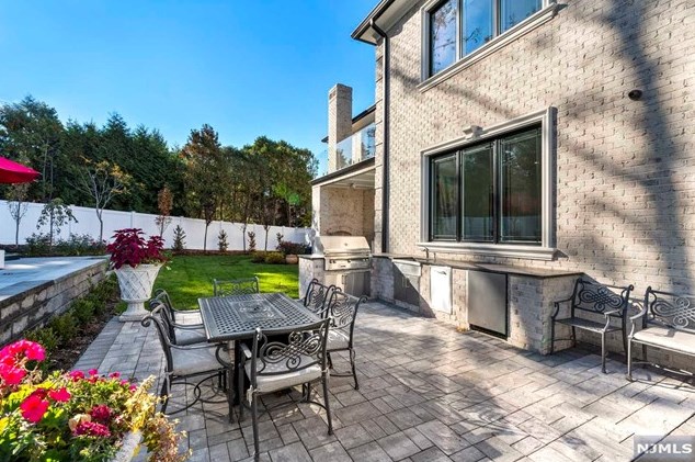 4 Willow Dr, Englewood NJ  07632-2207 exterior