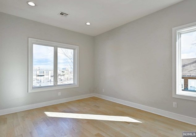 76 Passaic Ave, Rutherford NJ 07070-2059 exterior