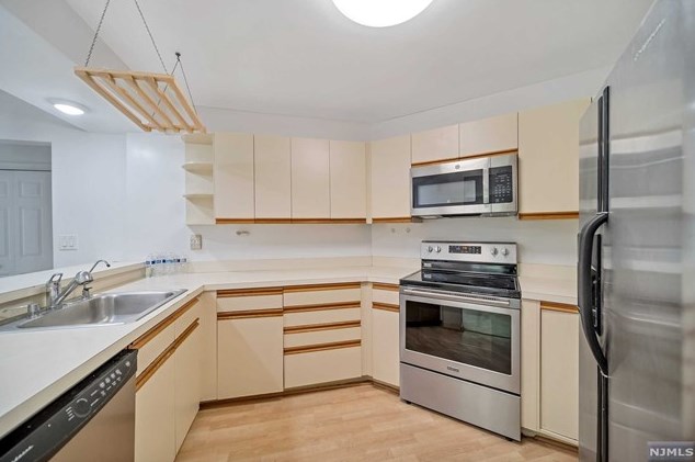 1449 Teresa Dr, West Fort Lee NJ 07024-2161 exterior