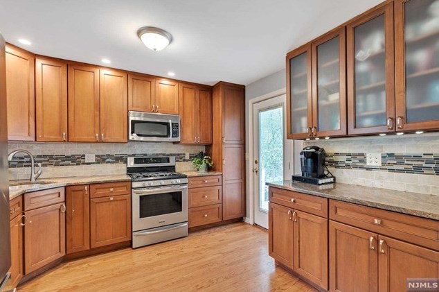 78 Oak Ave, Park Ridge NJ 07656-1311 exterior