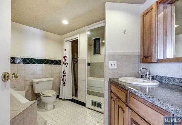 2101 Harmon Cove Tower, Secaucus NJ  07094-1723 exterior