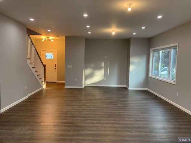 11 13 Ave, Elmwood Park NJ  07407-3501 exterior