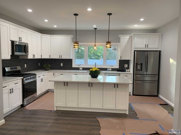 11 13 Ave, Elmwood Park NJ  07407-3501 exterior