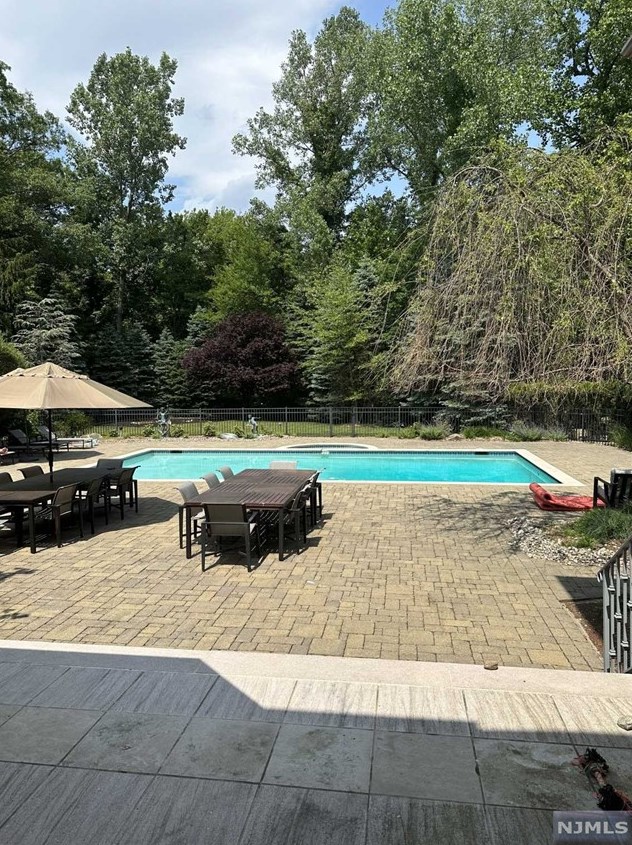 101 Essex Dr, Tenafly NJ  07670-2331 exterior