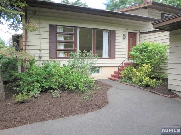 12 Cherry St, Tenafly NJ  07670-2802 exterior