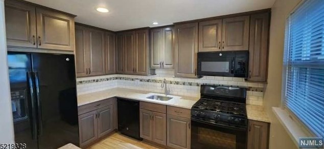 38 Manchester Ct, Wayne NJ  07470-3386 exterior