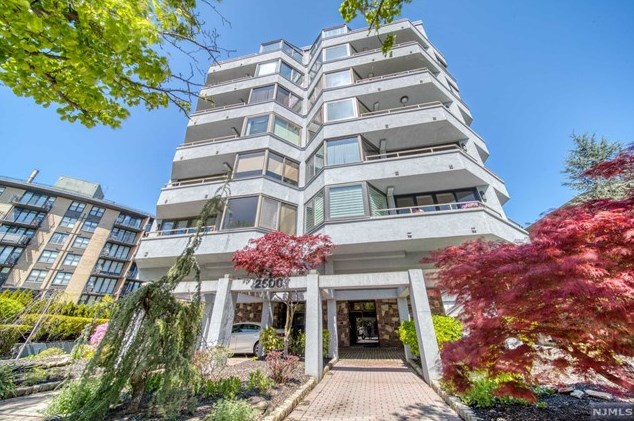 2500 Hudson Ter, West Fort Lee NJ 07024-3527 exterior