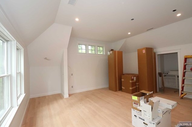 687 Burke St, Township Of Washington NJ  07676-3831 exterior