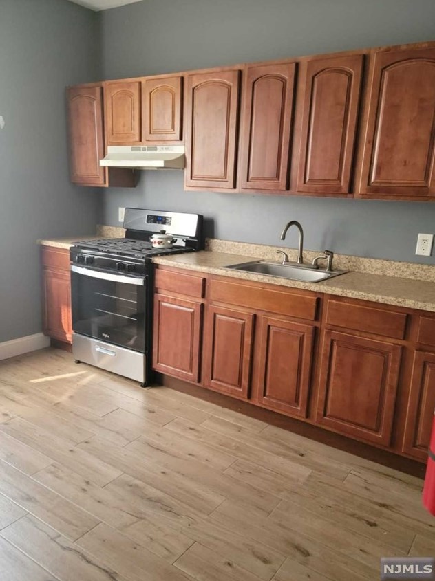 291 Pomona Ave, Newark NJ  07112-1438 exterior