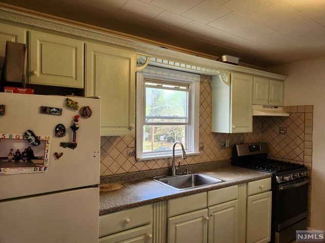 99 Baker Ave, Bergenfield NJ  07621-3322 exterior