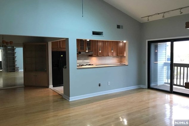 33 Green Valley Ct, Secaucus NJ  07094-3542 exterior