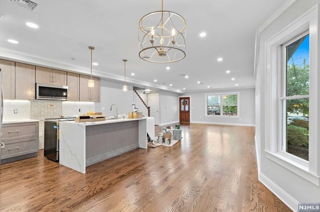 321 Tontine Ave, Lyndhurst NJ  07071-1853 exterior