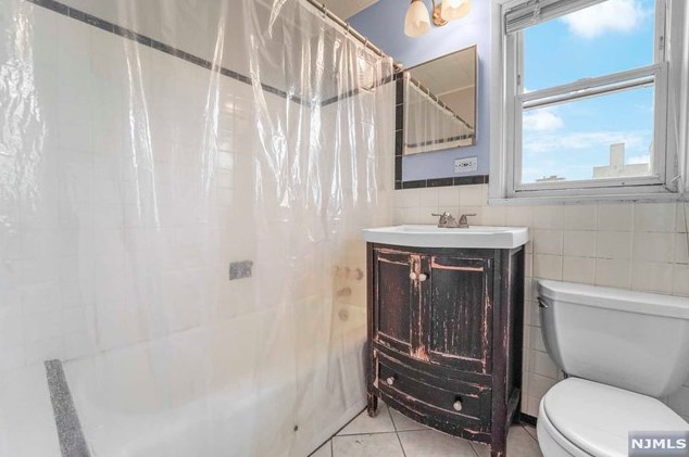 1010 Ponsi St, West Fort Lee NJ 07024-2524 exterior