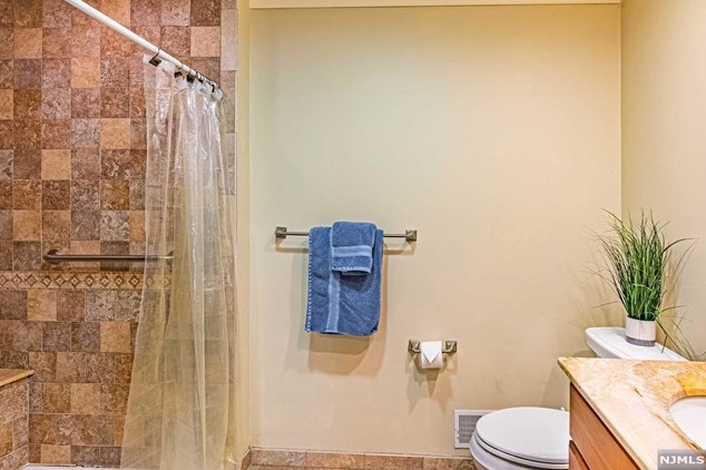 68 Easedale Rd, Wayne NJ  07470-2486 exterior