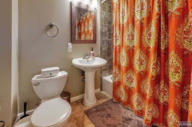71 Parkview Dr, Hillsdale NJ  07642-1402 exterior