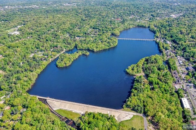 71 Parkview Dr, Hillsdale NJ  07642-1402 exterior
