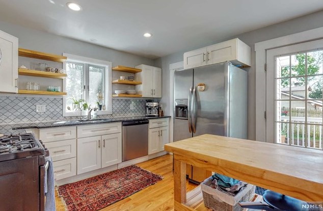 71 Parkview Dr, Hillsdale NJ  07642-1402 exterior