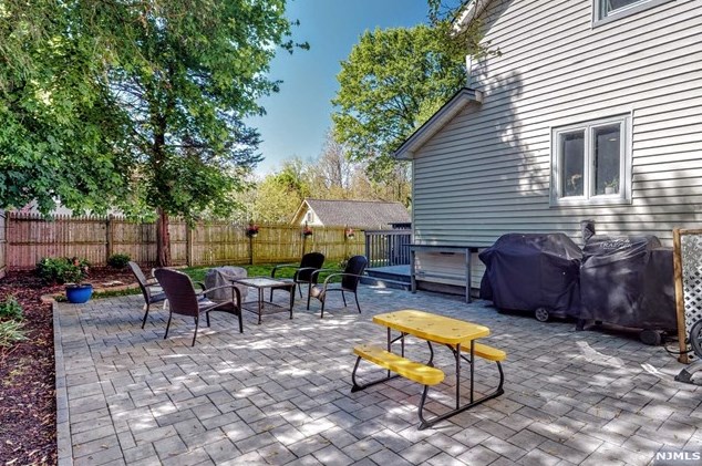 71 Parkview Dr, Hillsdale NJ  07642-1402 exterior