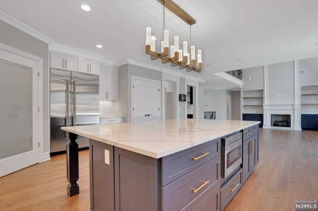 183 Cleenput Ter, Paramus NJ  07652-4438 exterior