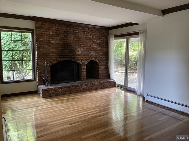 366 Valley View Ave, Paramus NJ  07652-3418 exterior