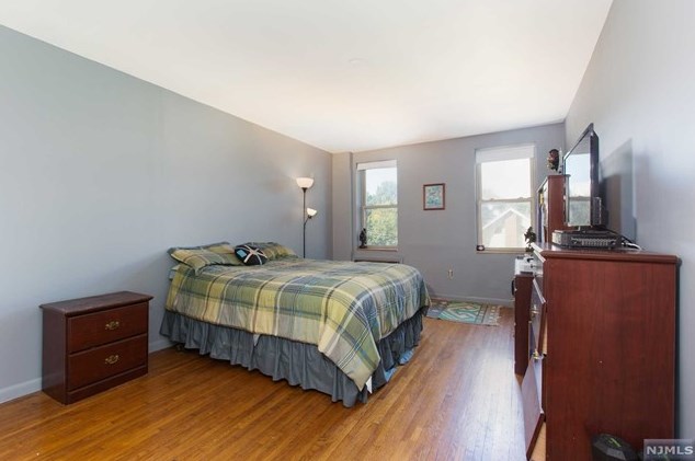 19-31 Lyons Ave, Newark NJ  07112-2420 exterior