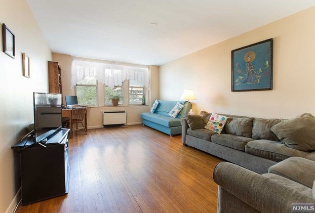 19-31 Lyons Ave, Newark NJ  07112-2420 exterior