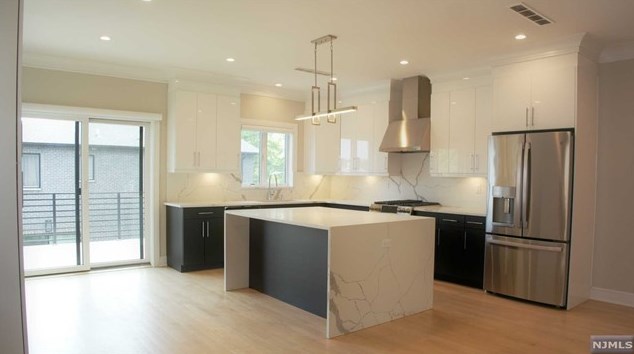 2338 Short St, West Fort Lee NJ  07024-4012 exterior