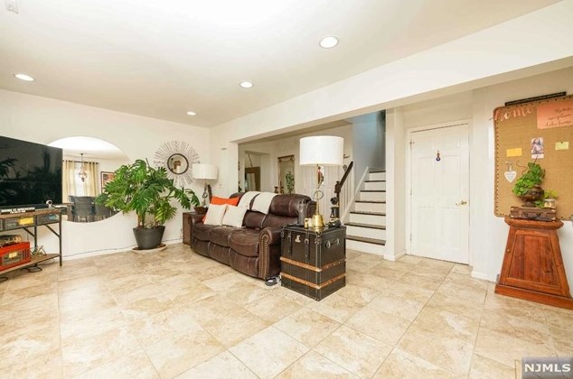 21 Gantner Ave, Elmwood Park NJ  07407-1006 exterior