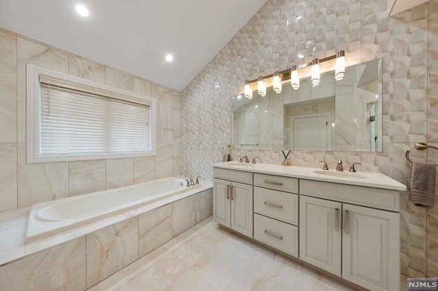 1107 Harvard Pl, West Fort Lee NJ  07024-1627 exterior