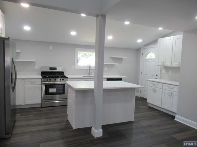 68 Hemlock St, Oakland NJ  07436-1829 exterior