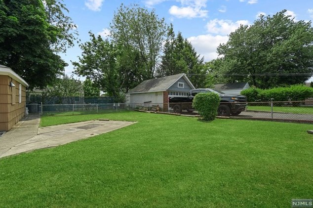 8 Memorial Pl, Elmwood Park NJ  07407-1330 exterior
