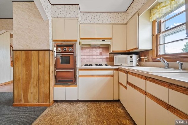 8 Memorial Pl, Elmwood Park NJ  07407-1330 exterior