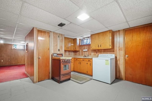 8 Memorial Pl, Elmwood Park NJ  07407-1330 exterior